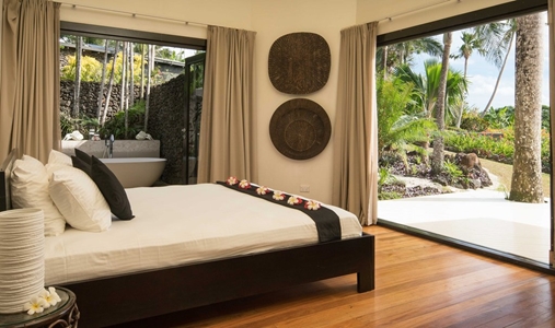 Raiwasa Private Resort - Master Bedroom Ocean View- Access to Deck and Bar