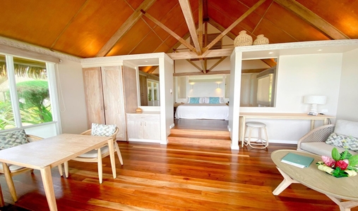 Little Polynesian Resort - Beachfront Bungalow Living Area
