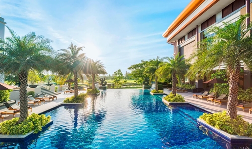 Le Meridien Suvarnabhumi Bangkok Golf Resort and Spa - Infinity Pool - Book on ClassicTravel.com