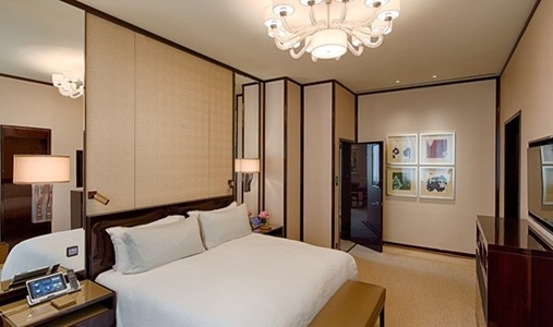 The Peninsula Hong Kong - Deluxe Suite - Book on ClassicTravel.com