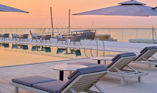 Vignette Collection ARABELLA BEACH HOTEL KUWAIT - Pool Bar - Book on ClassicTravel.com